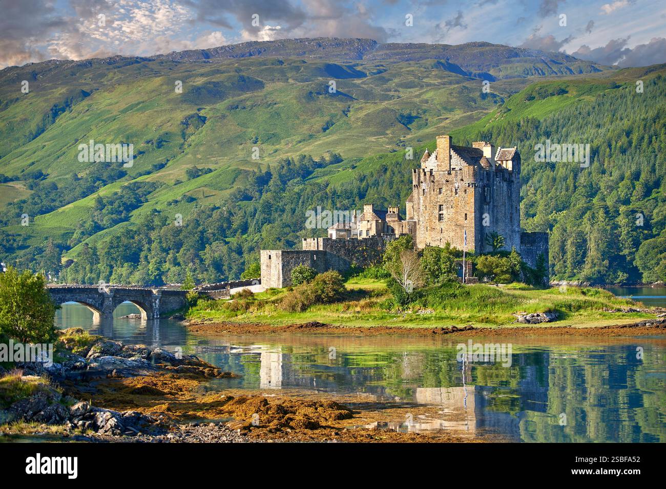 Il castello di Eilean Donan è costruito su una piccola isola di marea situata alla confluenza di tre laghi marini (Loch Duich, Loch Long e Loch Alsh) nel W Foto Stock