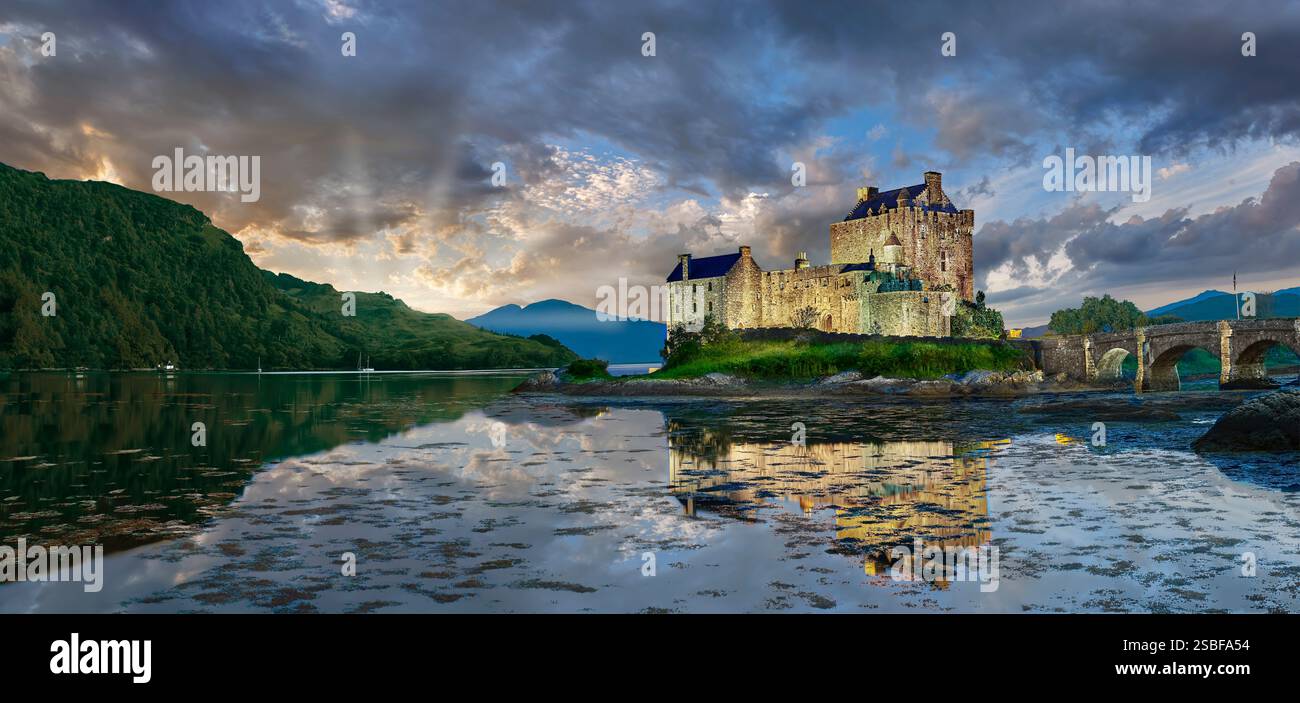 Il castello di Eilean Donan è costruito su una piccola isola di marea situata alla confluenza di tre laghi marini (Loch Duich, Loch Long e Loch Alsh) nel W Foto Stock