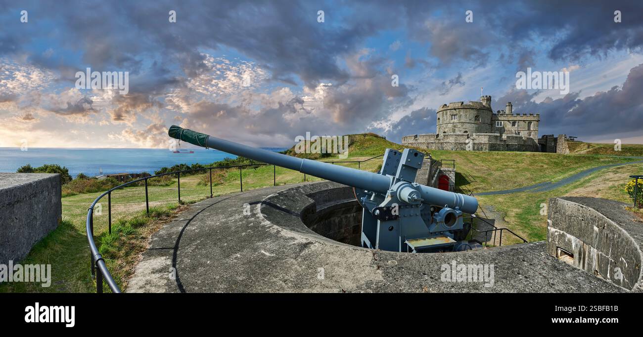 Pendennis Castel, costruito come parte OPT una catena difensiva di fortezze costiere meridionali tra il 1540 e il 1545 dal re d'Inghilterra, Enrico VIII. Vicino a Falmouth, Cor Foto Stock