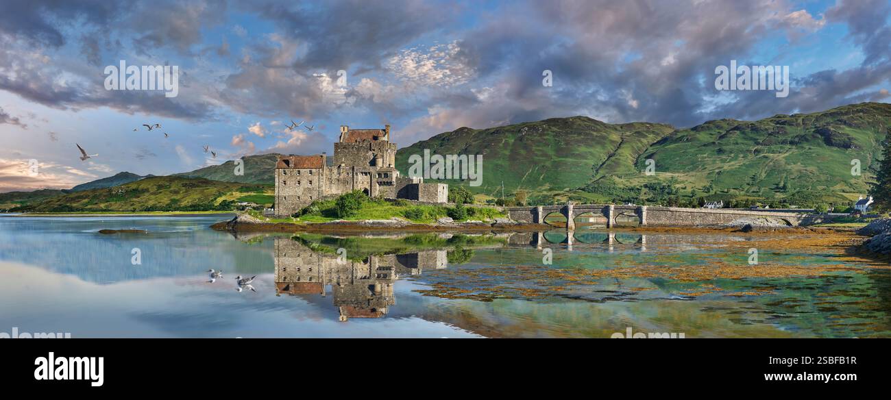 Il castello di Eilean Donan è costruito su una piccola isola di marea situata alla confluenza di tre laghi marini (Loch Duich, Loch Long e Loch Alsh) nel W Foto Stock