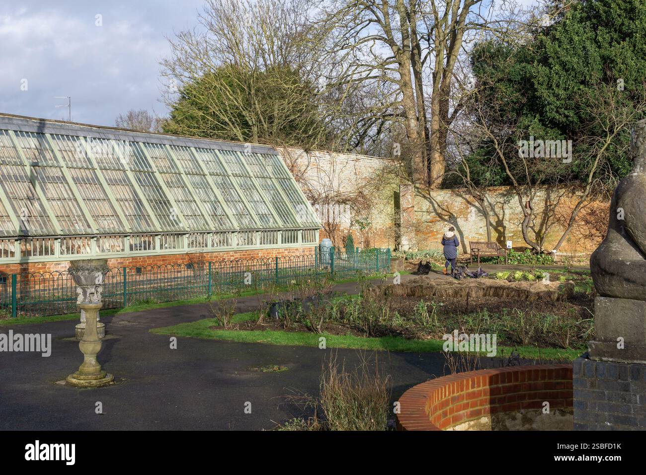 Vista invernale con passeggio per cani nel giardino murato, Delapre Abbey, Northampton, Regno Unito Foto Stock
