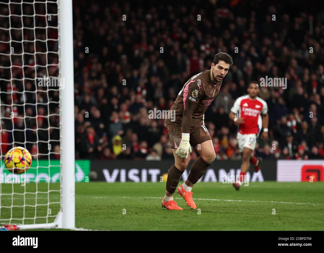 Londra, Regno Unito. 2 febbraio 2025. Stefan Ortega del Manchester City non può che guardare mentre viene battuto per la quinta volta durante la partita di Premier League all'Emirates Stadium di Londra. Il credito per immagini dovrebbe essere: David Klein/Sportimage Credit: Sportimage Ltd/Alamy Live News Foto Stock