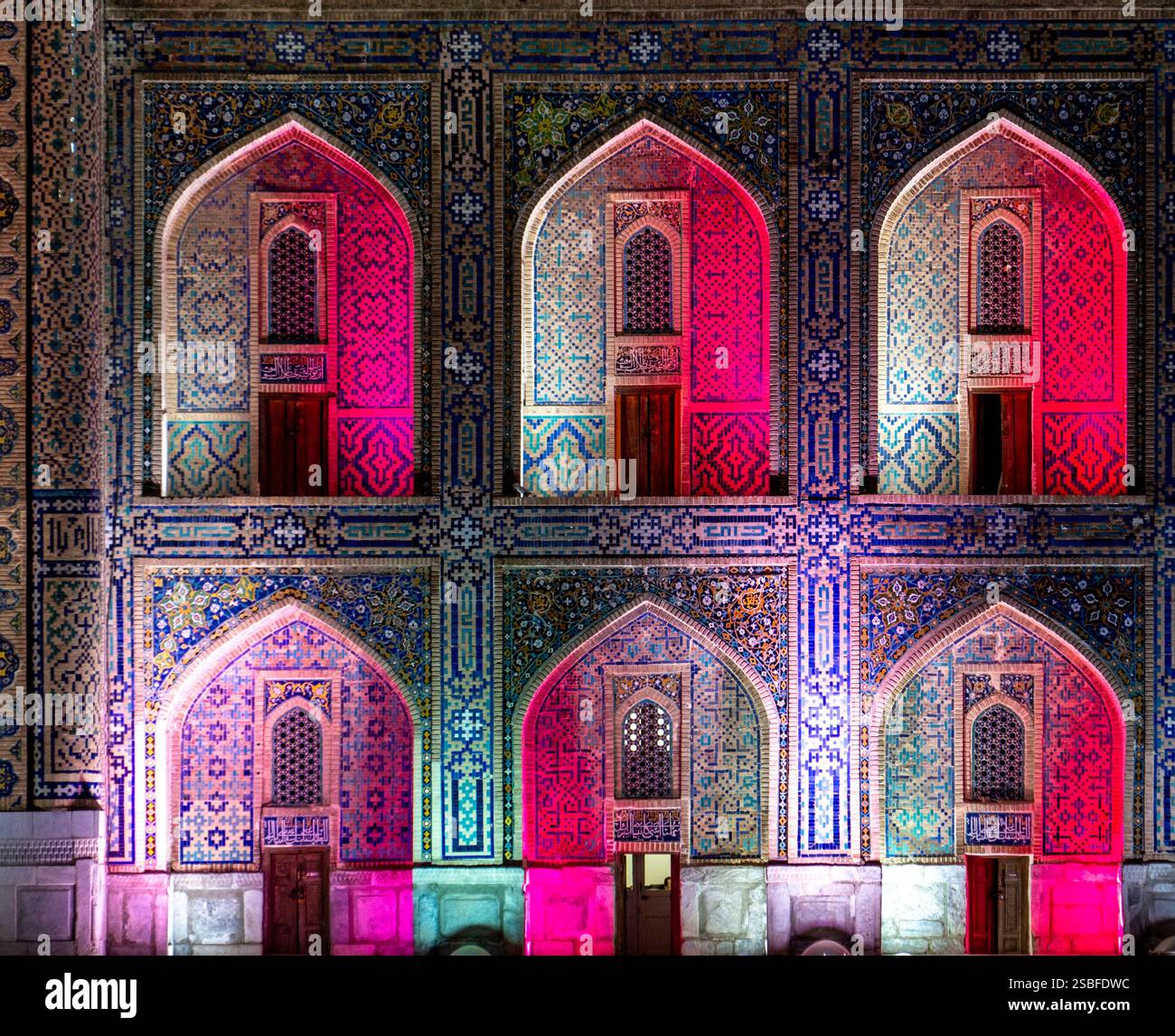 Una facciata splendidamente illuminata di un edificio storico caratterizzato da intricati lavori di piastrelle e porte ad arco. I colori vivaci creano un visu incredibile Foto Stock