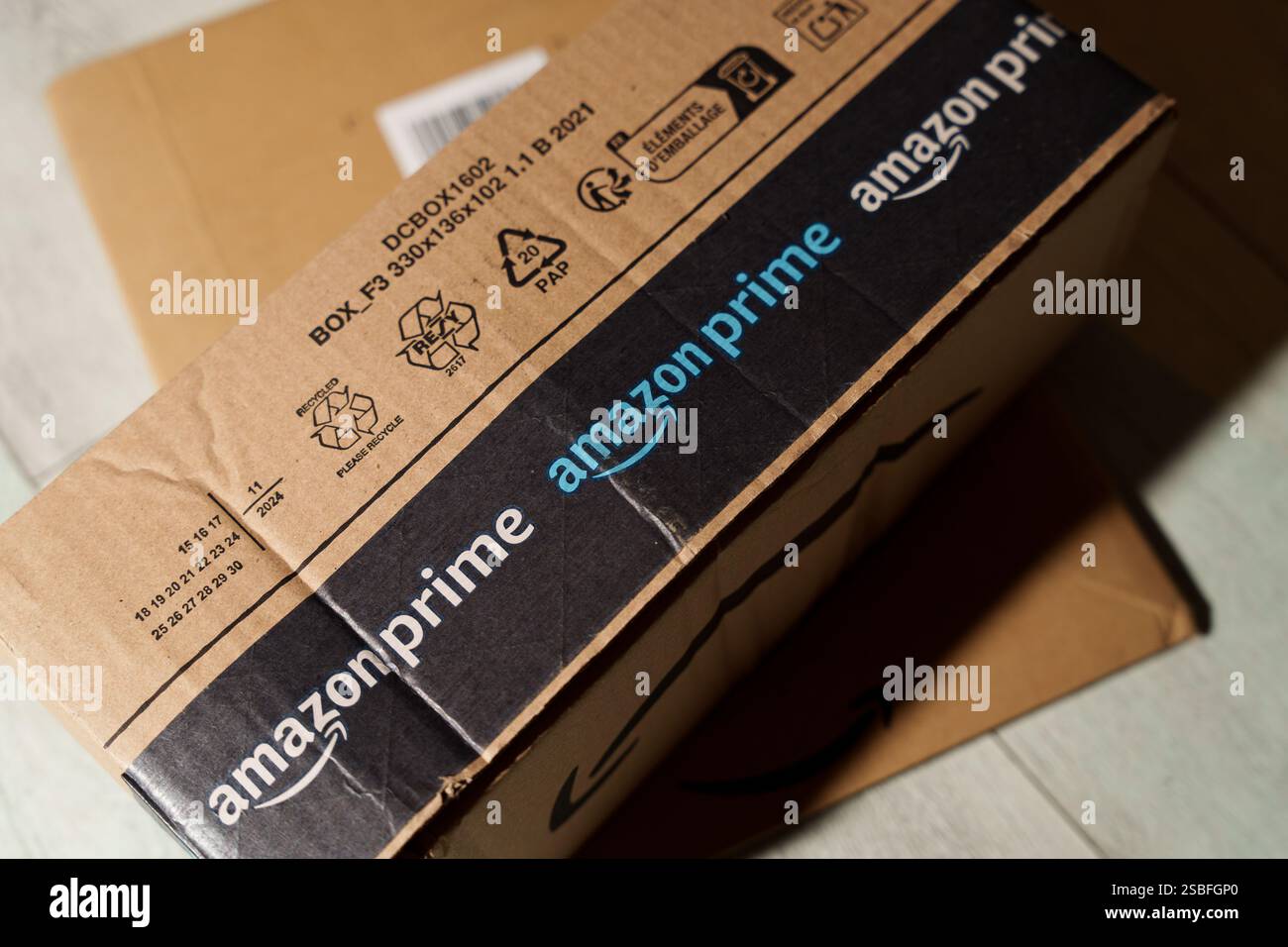 Scatole di consegna Amazon con adesivi amazon prime. 2 febbraio 2025 Foto Stock