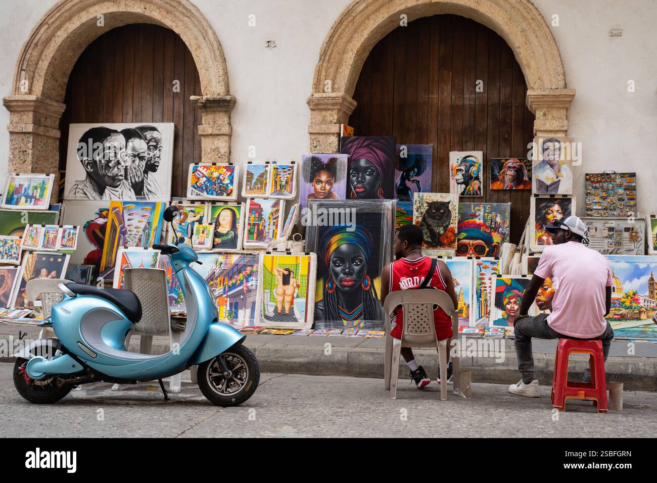 24 luglio 2024, Cartagena, Colombia, venditori di pittura in una strada turistica. Foto Stock
