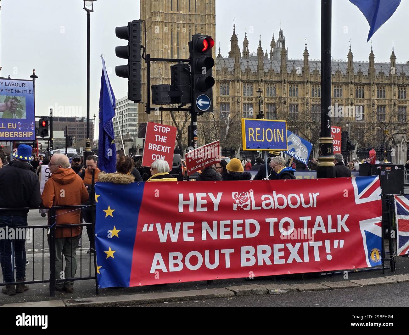 Londra, Regno Unito. 29 gennaio 2025. Un piccolo gruppo di manifestanti manifestano per il ritorno del Regno Unito all'Unione europea in Parliament Square, Westminster. Foto Stock