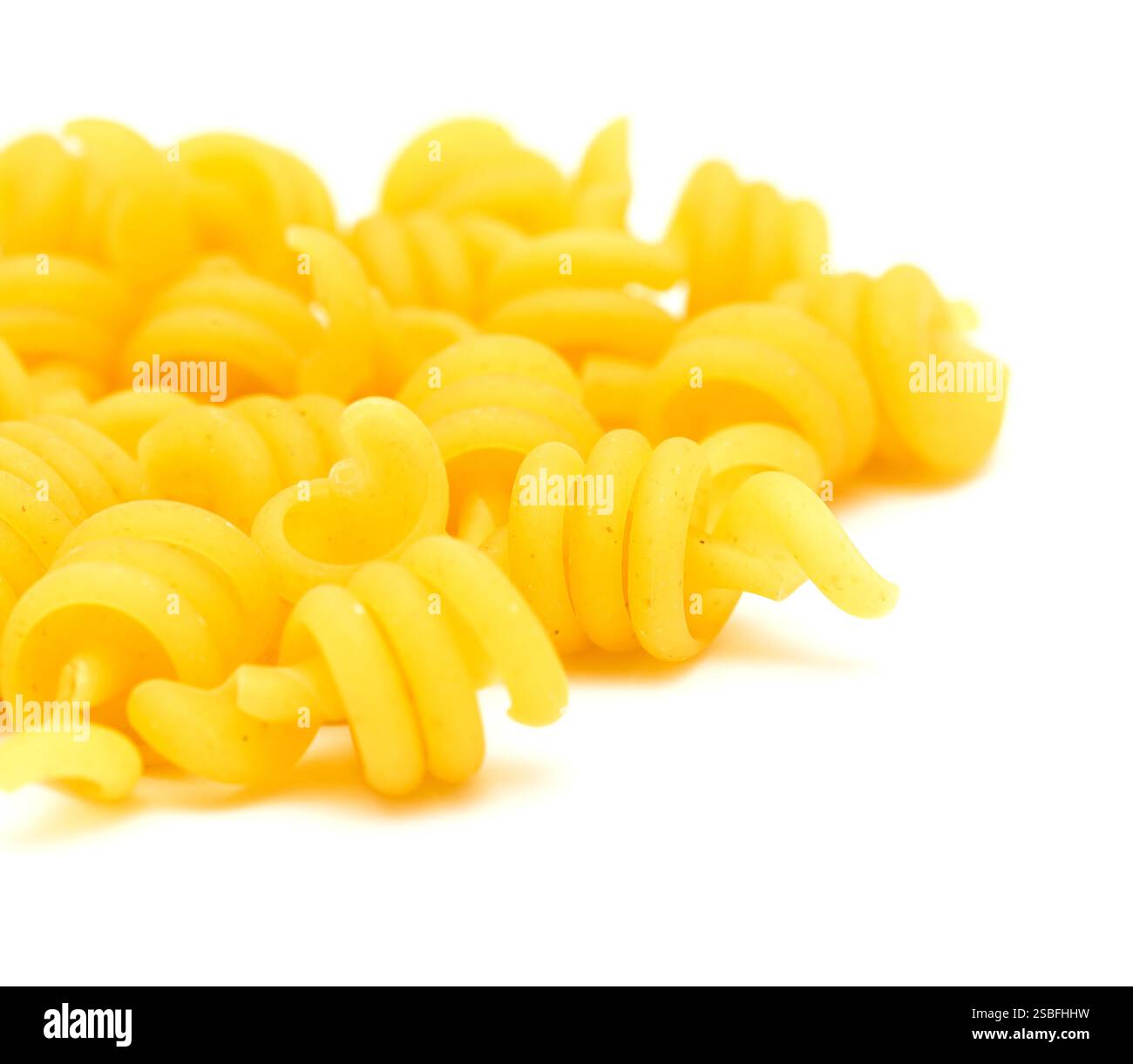 Trottole, pasta secca a forma di "spine", isolata su sfondo bianco Foto Stock