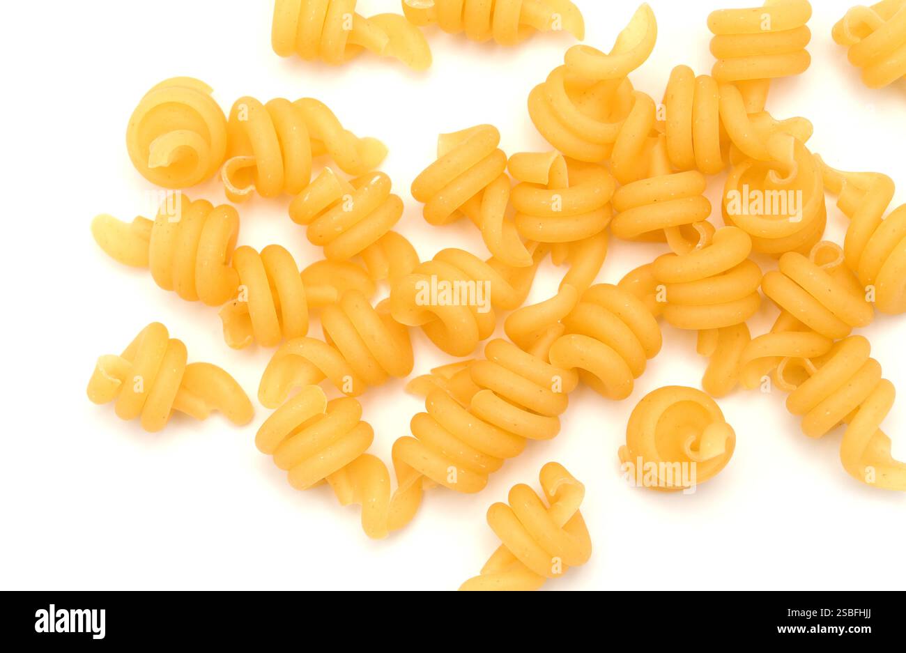 Trottole, pasta secca a forma di "spine", isolata su sfondo bianco Foto Stock