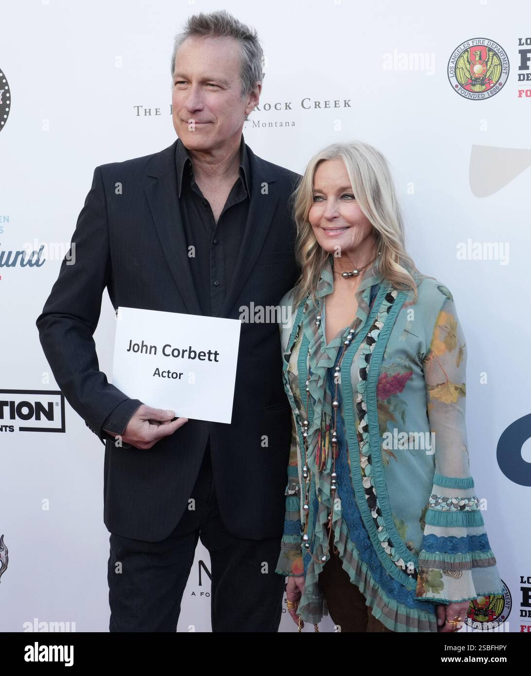 Los Angeles, Stati Uniti. 2 febbraio 2025. (L-R) John Corbett e Bo Derek al 6° Jam for Janie GRAMMY Awards Viewing Party tenutosi presso l'Hollywood Palladium di Los Angeles, CA, domenica, 2 febbraio 2025. (Foto di Sthanlee B. Mirador/Sipa USA) credito: SIPA USA/Alamy Live News Foto Stock