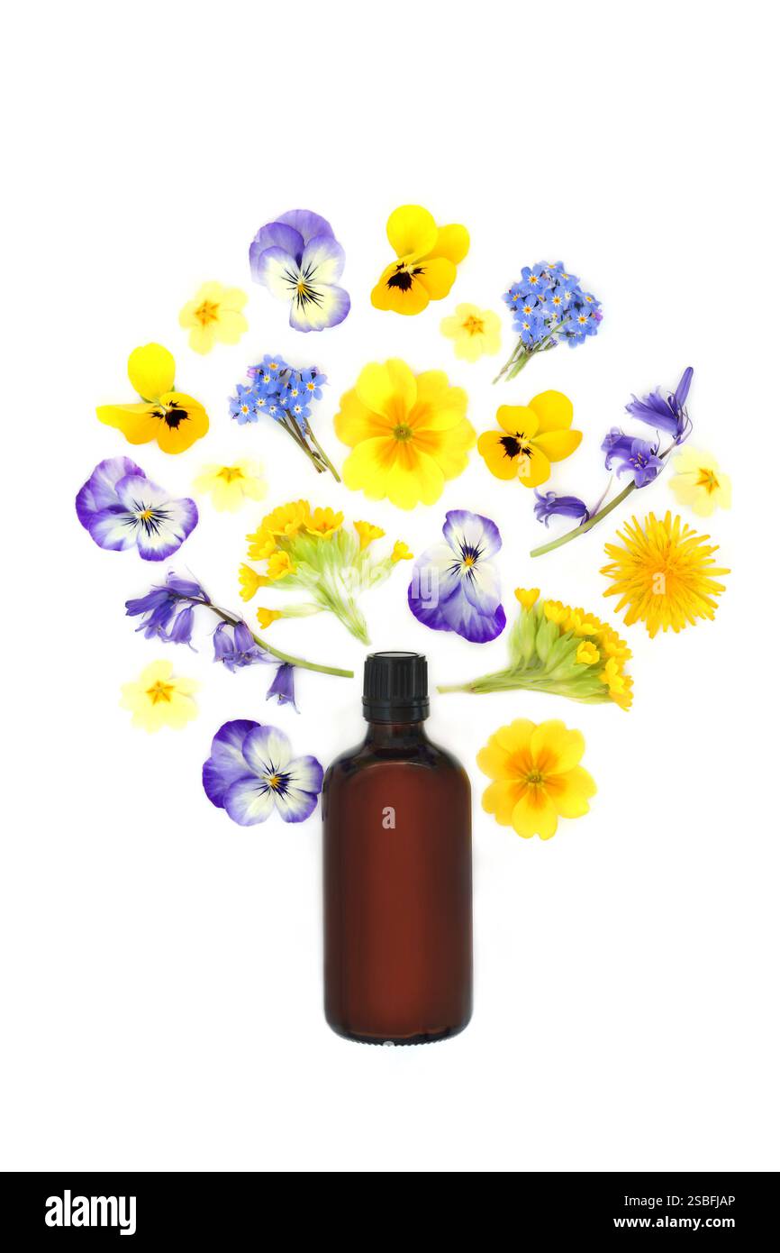 Bottiglia di olio essenziale per aromaterapia floreale di primavera surreale per trattamenti naturopatici di erbe medicinali. Disegno floreale astratto per rimedi naturali. Foto Stock