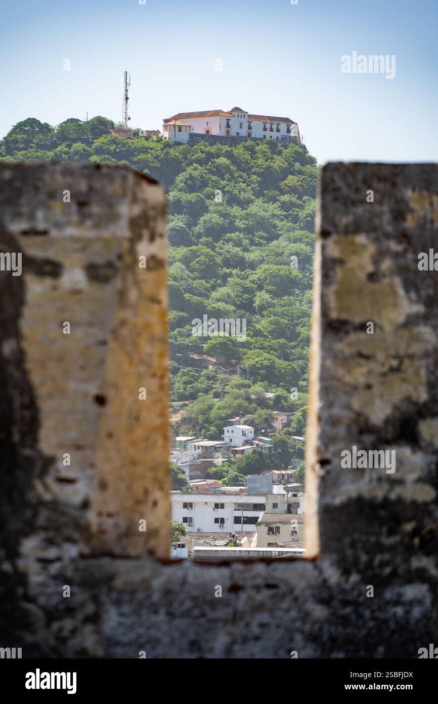 Vista del Convento di la Popa dalla Fortezza di San Felipe de Barajas. 29 luglio 2024, a Cartagena, Colombia Foto Stock