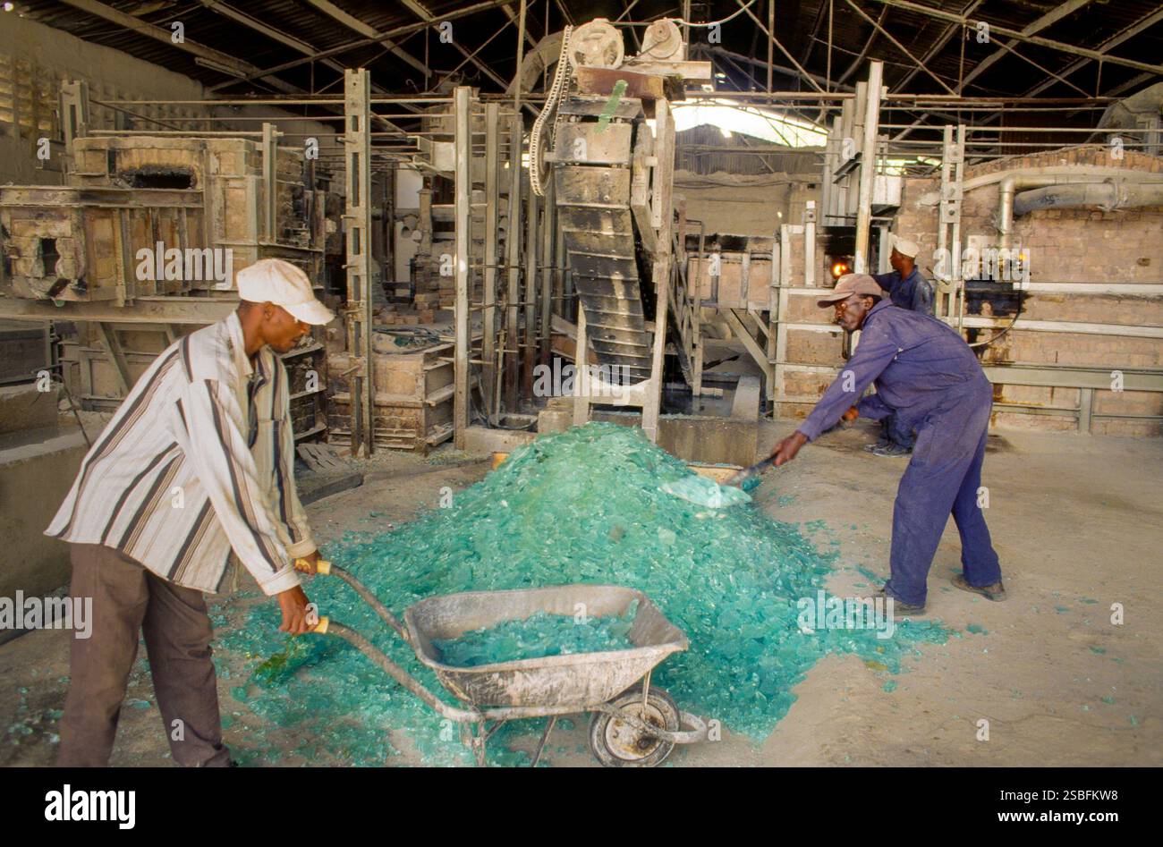 Kenya, Nairobi - lavoratori di Athi River, una fabbrica che produce silicato di sodio. Il silicato di sodio è anche chiamato waterglass, vetro d'acqua o vetro liquido. IO Foto Stock