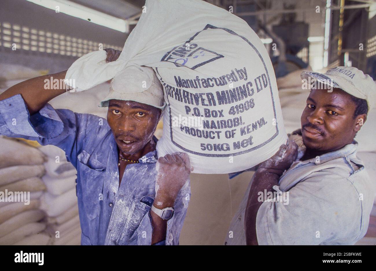 Kenya, Nairobi - lavoratori di Athi River, una fabbrica che produce silicato di sodio. Il silicato di sodio è anche chiamato waterglass, vetro d'acqua o vetro liquido. IO Foto Stock