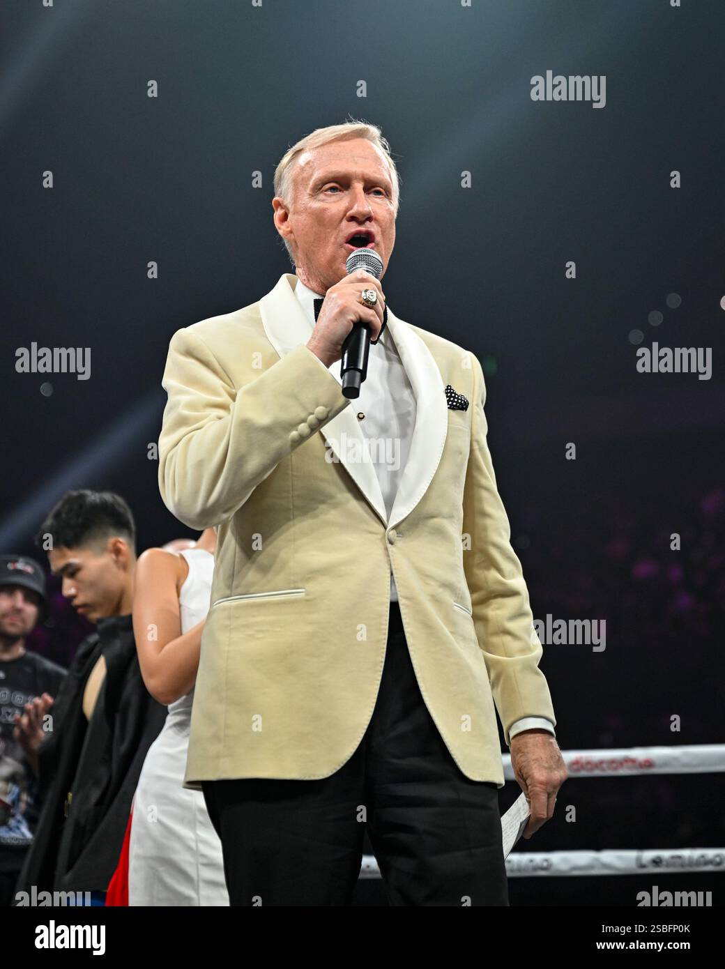 Il ring announcer Jimmy Lennon Jr. Parla prima dell'incontro di pugilato per il titolo mondiale dei pesi super bantamweight all'Ariake Arena di Tokyo, Giappone, il 24 gennaio 2025. Crediti: Hiroaki finito Yamaguchi/AFLO/Alamy Live News Foto Stock