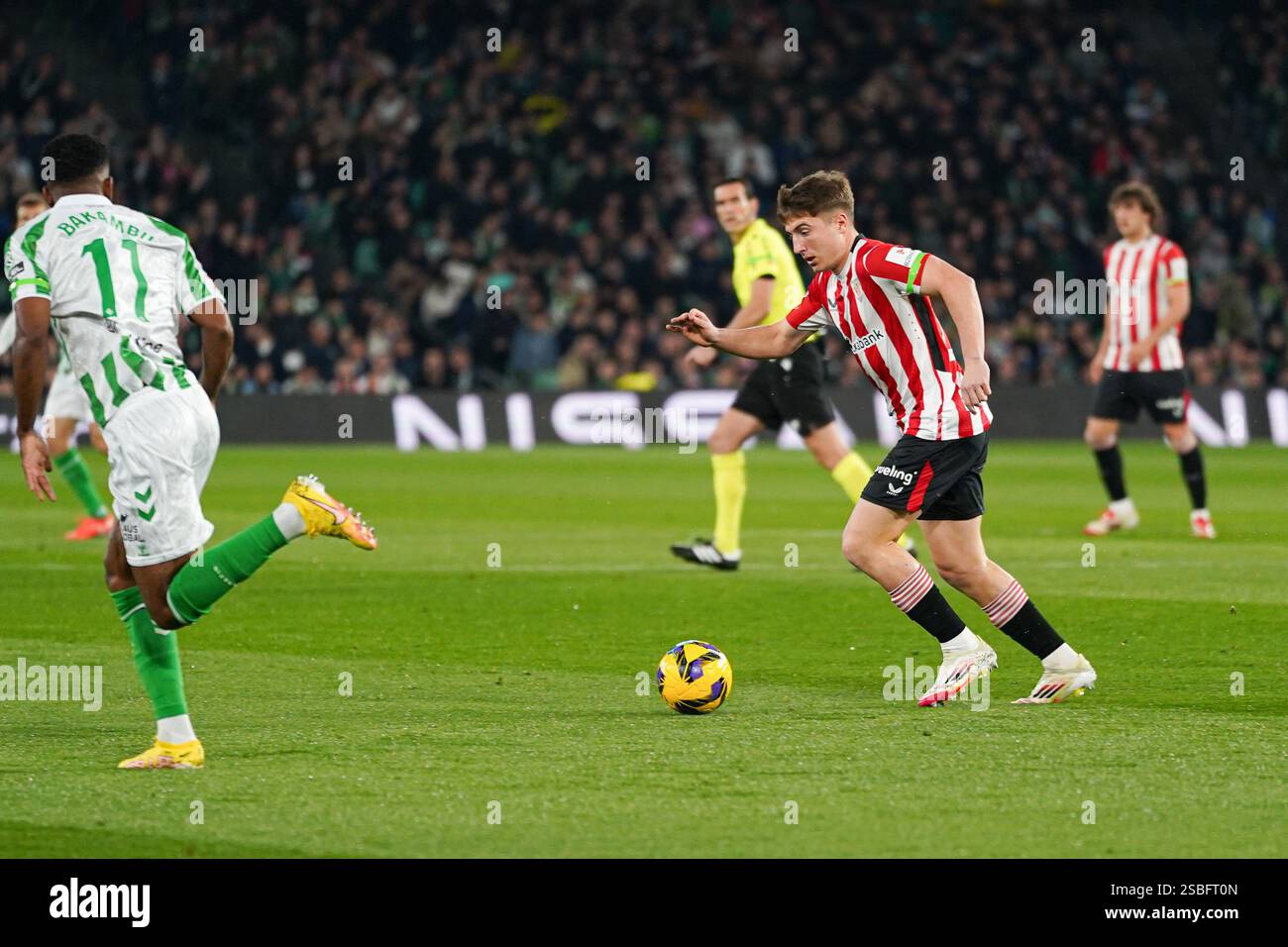Mikel Jauregizar (Athletic Club) con il pallone durante la partita di LaLiga tra Real Betis e Athletic Club, a Benito Villamarin il 2 febbraio 2025 in S Foto Stock