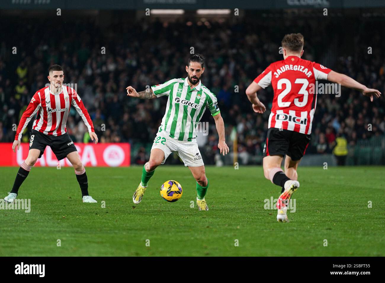 ISCO Alarcon (Real Betis) con il pallone durante la partita di LaLiga tra Real Betis e Athletic Club, a Benito Villamarin il 2 febbraio 2025 a Siviglia, Foto Stock