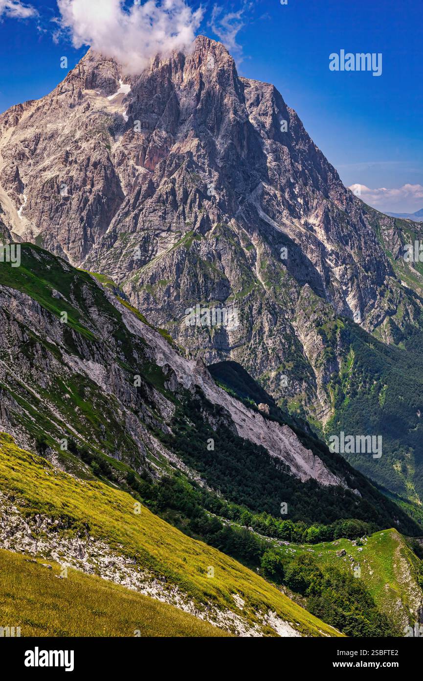Corno grande, la vetta più alta dell'Appennino, vista dal sentiero vado di Corno nel Parco Nazionale del Gran Sasso e Monti della Laga. Abruzzo Foto Stock
