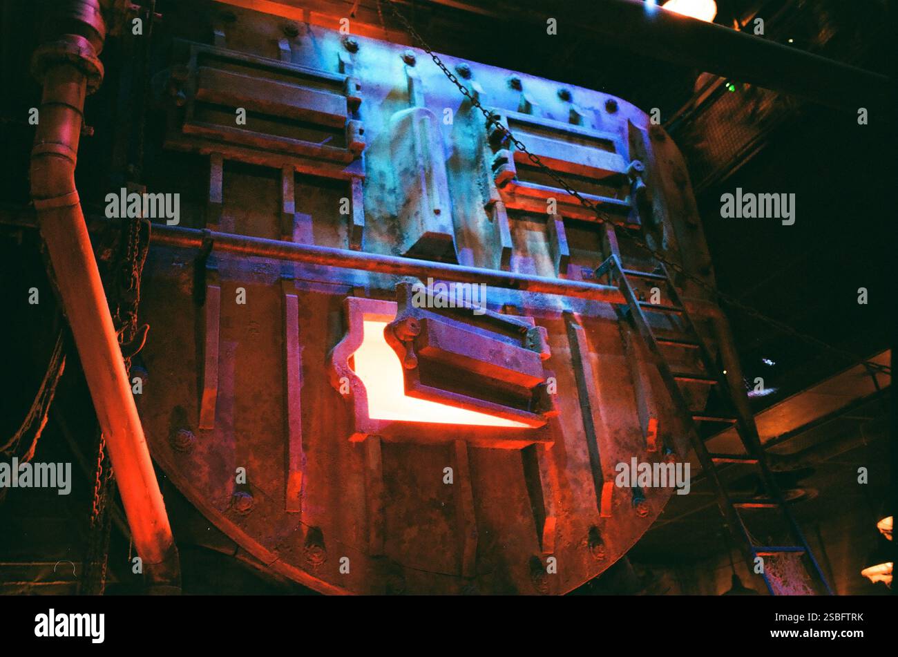 Sportello per forni industriali con calore rosso-arancione intenso. Foto Stock
