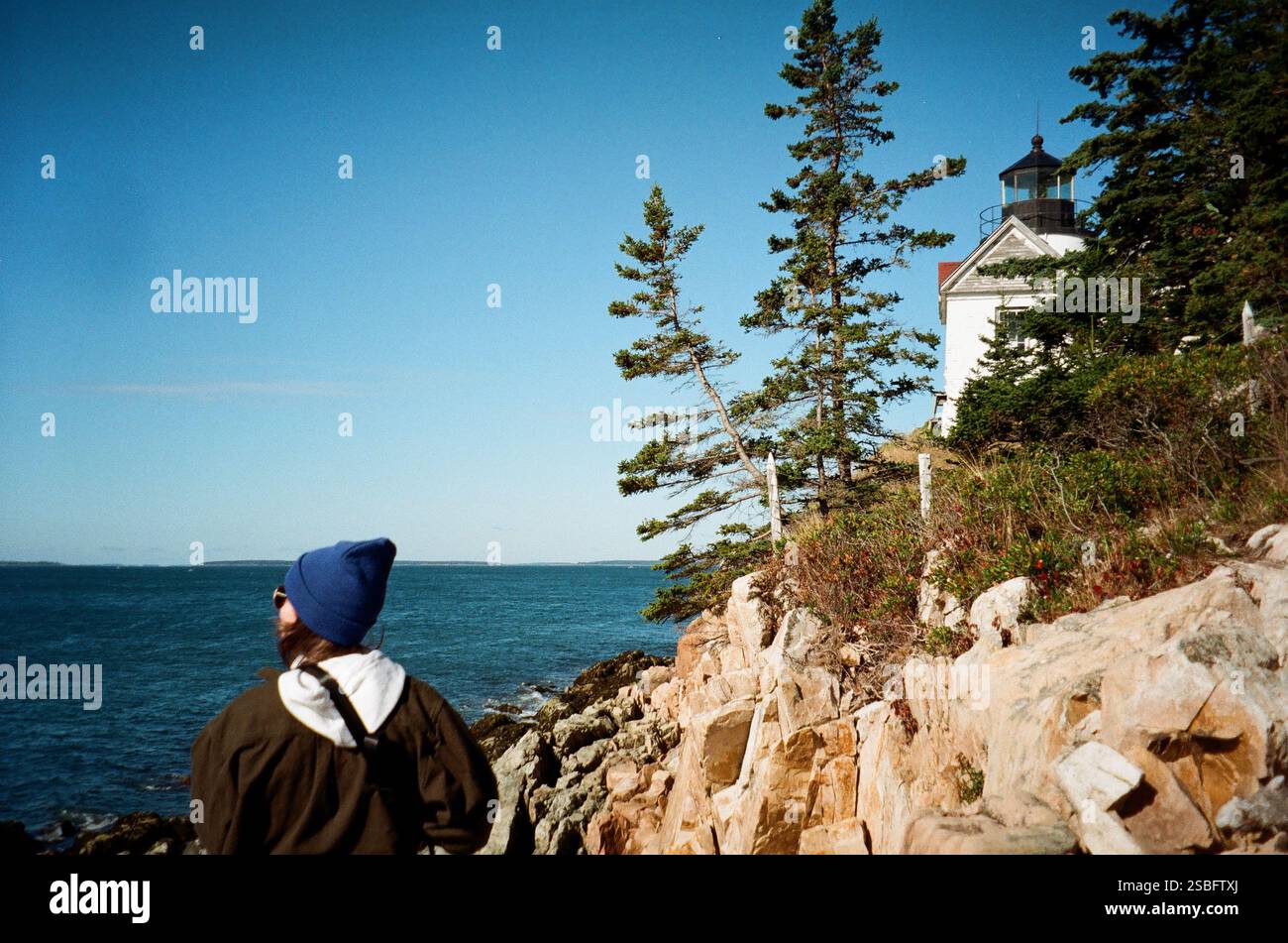 Persona che ammira il faro nel Parco Nazionale dell'Acadia, Foto Stock