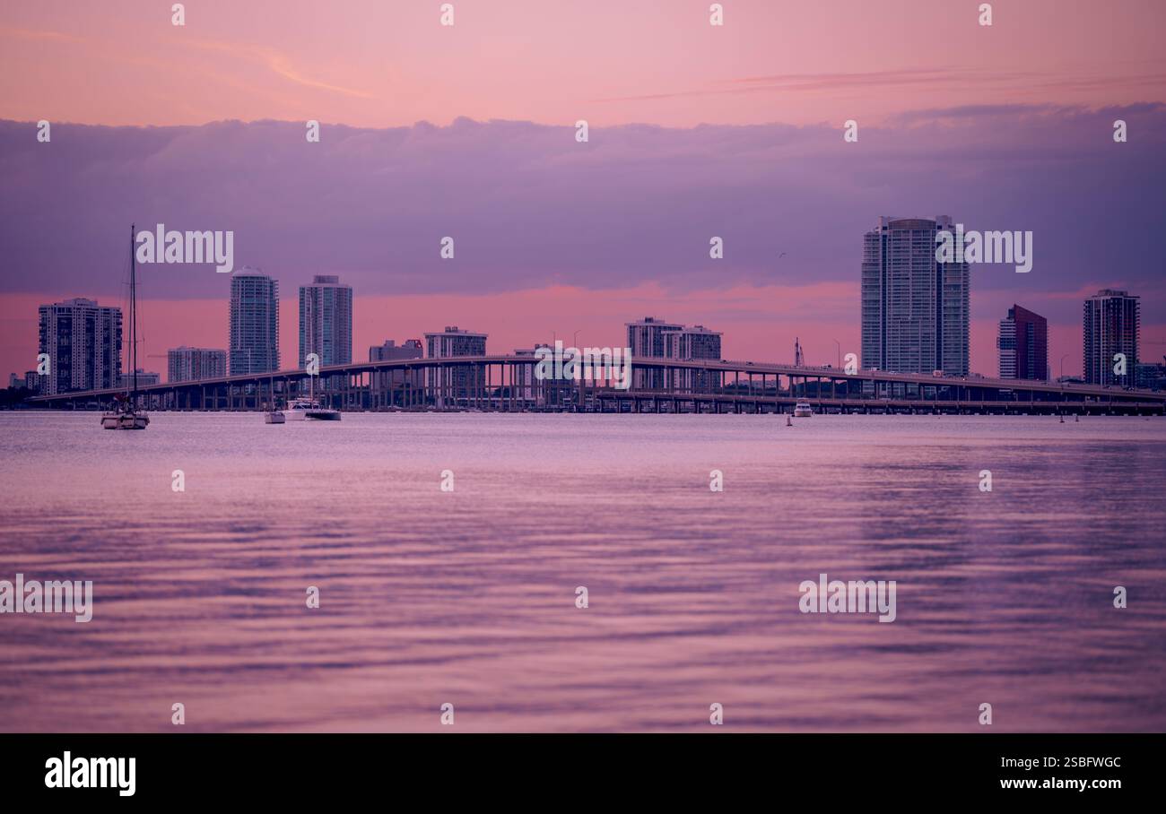 Skyline della città al ponte al tramonto Key Biscayne Road Foto Stock