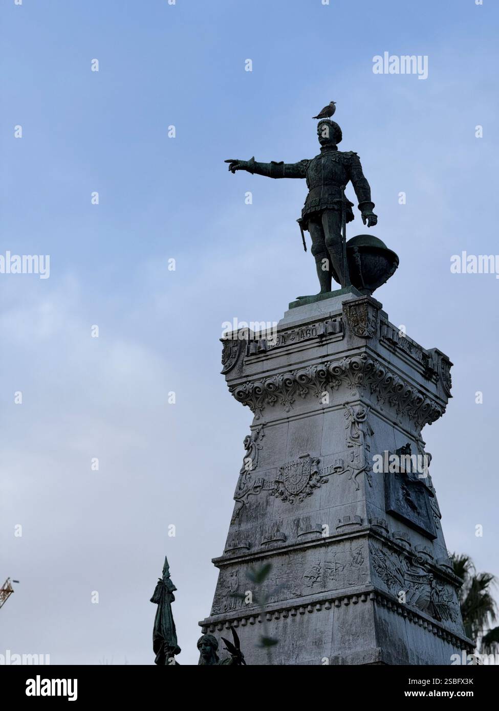 Statua che punta con piccione a Porto, Portogallo Foto Stock