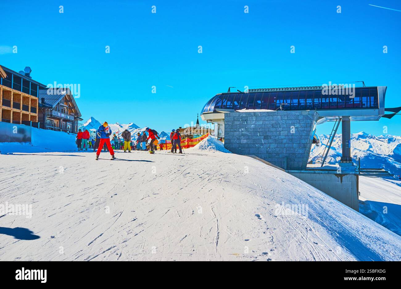 ZELL AM SEE, Austria - 28 febbraio 2019: gli sciatori iniziare la discesa dalla stazione della seggiovia sulla sommità del monte Schmittenhohe, il 28 febbraio a Ze Foto Stock