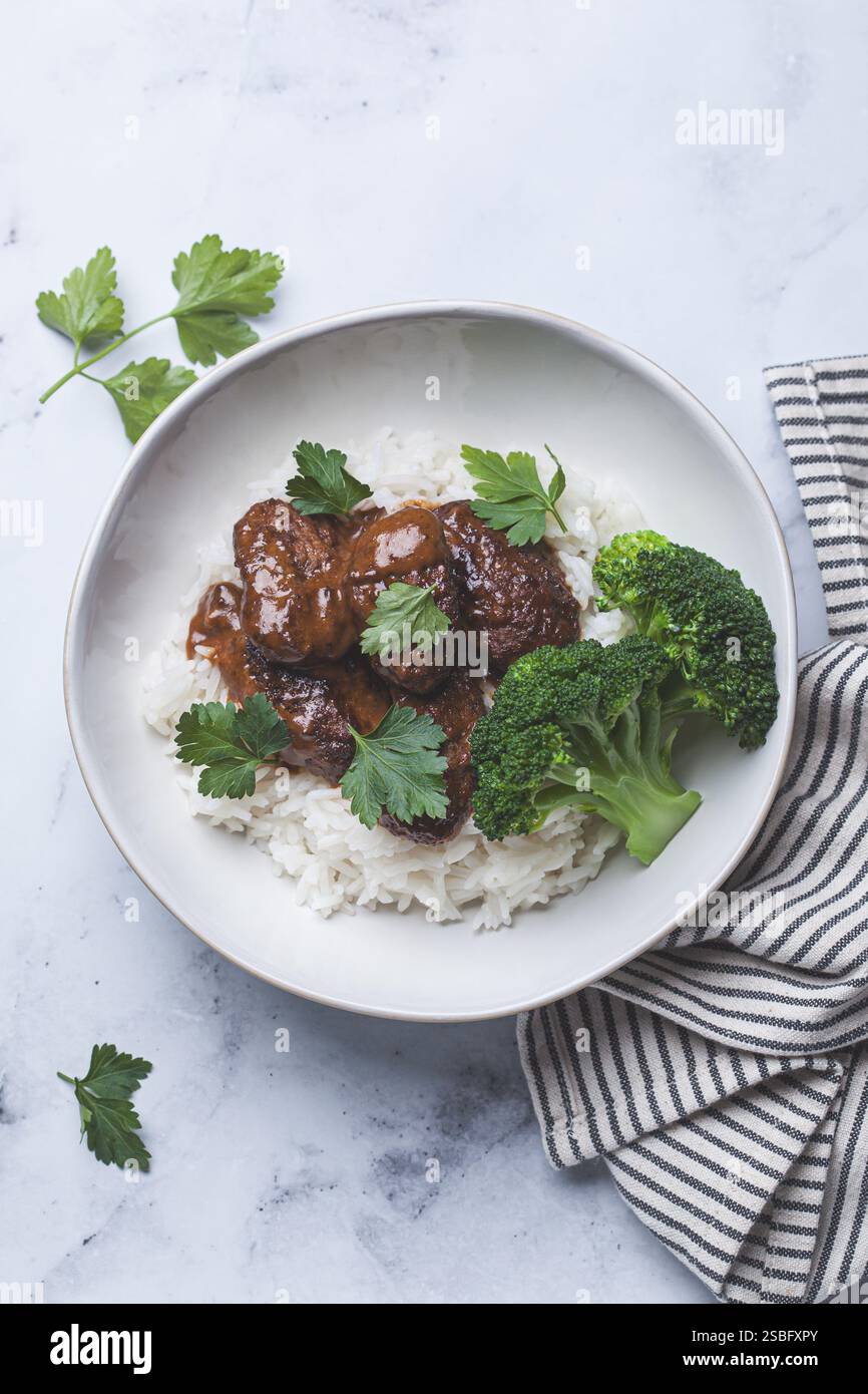Polpette di manzo con riso e broccoli, vista dall'alto. Cucina scandinava. Foto Stock