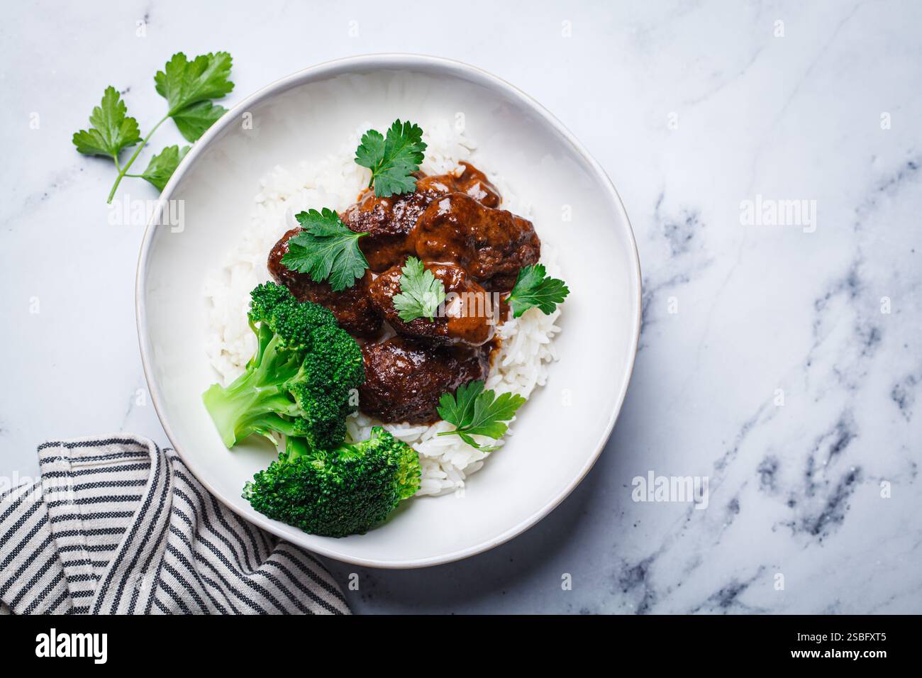 Polpette di manzo con riso e broccoli, vista dall'alto. Cucina scandinava. Foto Stock
