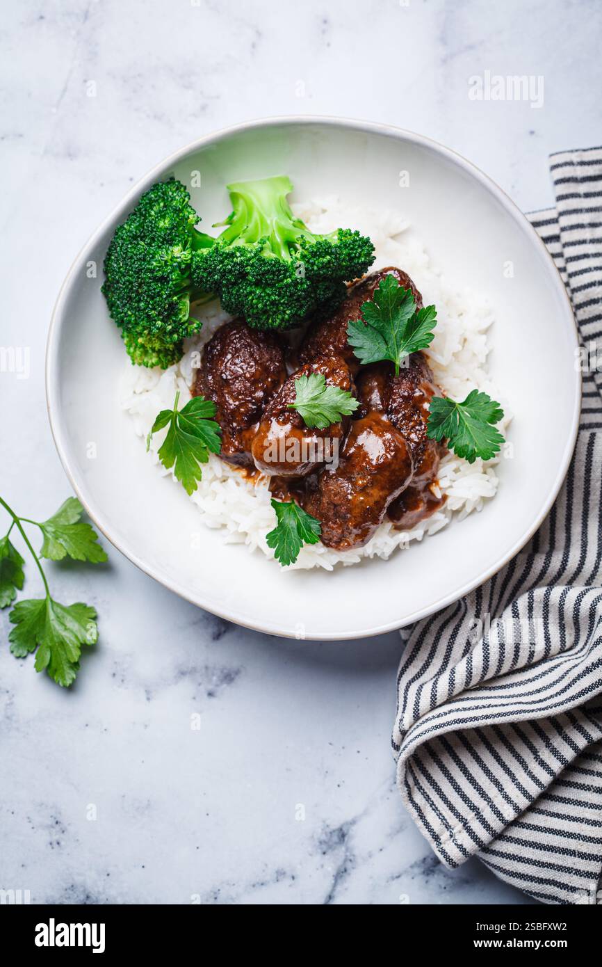 Polpette di manzo con riso e broccoli, vista dall'alto. Cucina scandinava. Foto Stock