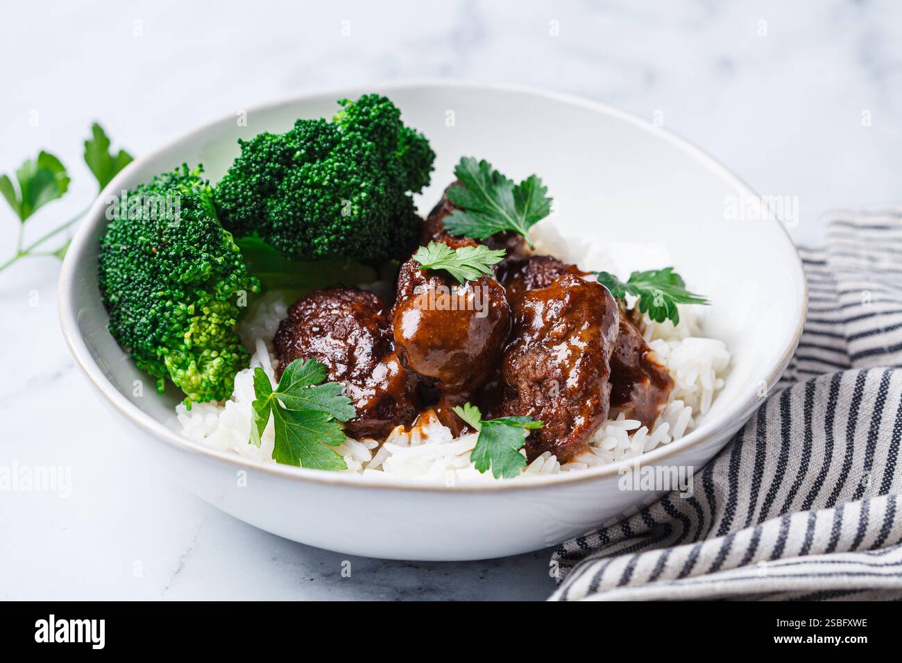 Polpette di manzo con riso e broccoli. Cucina scandinava. Foto Stock