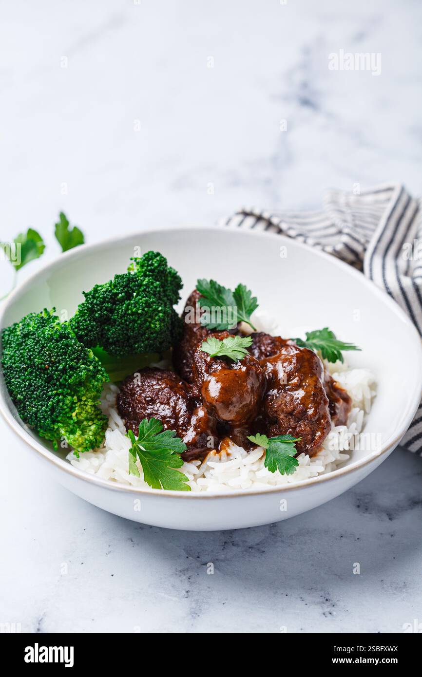 Polpette di manzo con riso e broccoli. Cucina scandinava. Foto Stock