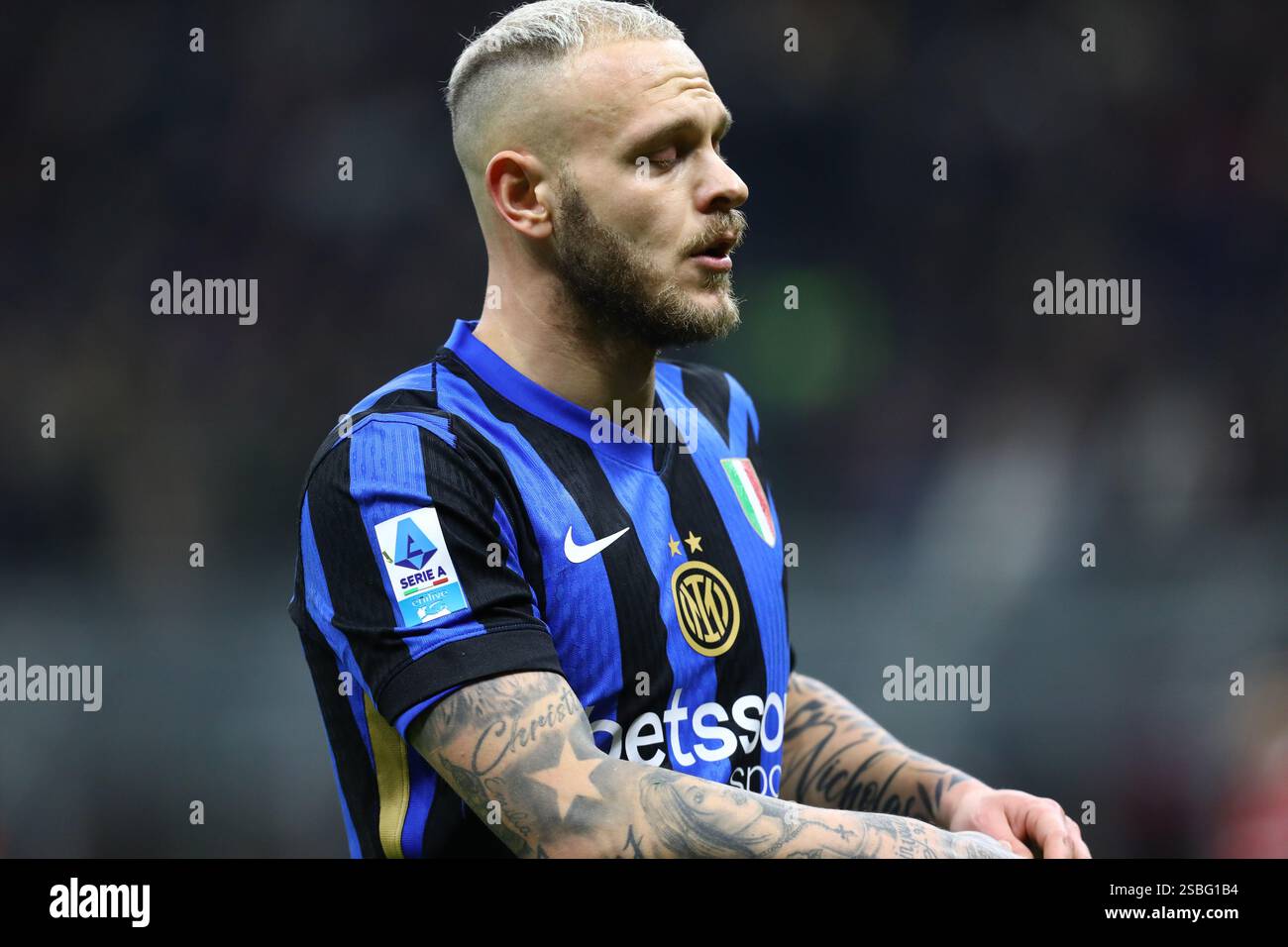 Milano, Italia. 2 febbraio 2025. Federico Dimarco dell'Inter il giorno 23 sembra deluso nella partita di serie A 2024/25 tra l'AC Milan e l'Internazionale allo Stadio Giuseppe Meazza, Italia Credit: Mickael Chavet/Alamy Live News Foto Stock Milano, Italia. 2 febbraio 2025. Federico Dimarco dell'Inter il giorno 23 sembra deluso nella partita di serie A 2024/25 tra l'AC Milan e l'Internazionale allo Stadio Giuseppe Meazza, Italia Credit: Mickael Chavet/Alamy Live News Foto Stock