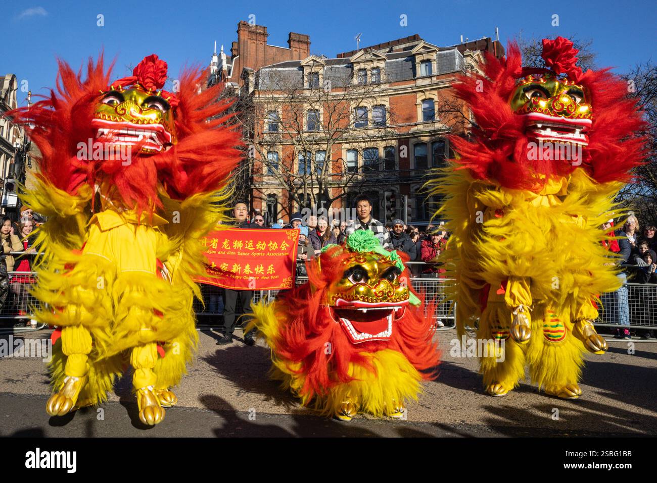 Londra, Regno Unito. 2 febbraio 2025. Come parte delle celebrazioni del capodanno cinese, una vivace parata si sposta attraverso Chinatown e Soho, tra cui ballerini di leoni e draghi, gruppi di esibizioni in costume e partecipanti in abiti tradizionali. Il nuovo anno lunare 2025 è l'anno del serpente. Crediti: Imageplotter/Alamy Live News Foto Stock