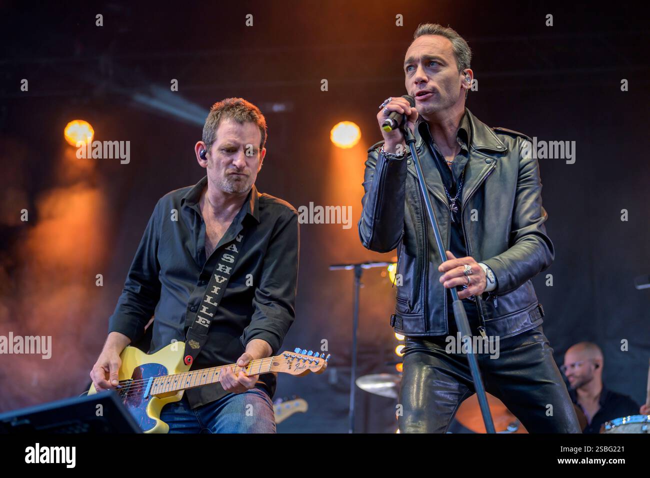 Hénin-Beaumont (Francia settentrionale), il 13 luglio 2024: Jean-Baptiste Guégan, doppiatore di Johnny Hallyday, sul palco durante un concerto Foto Stock