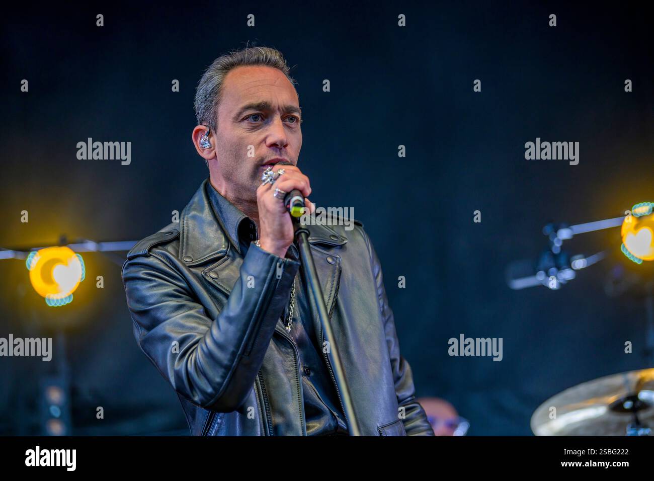 Hénin-Beaumont (Francia settentrionale), il 13 luglio 2024: Jean-Baptiste Guégan, doppiatore di Johnny Hallyday, sul palco durante un concerto Foto Stock