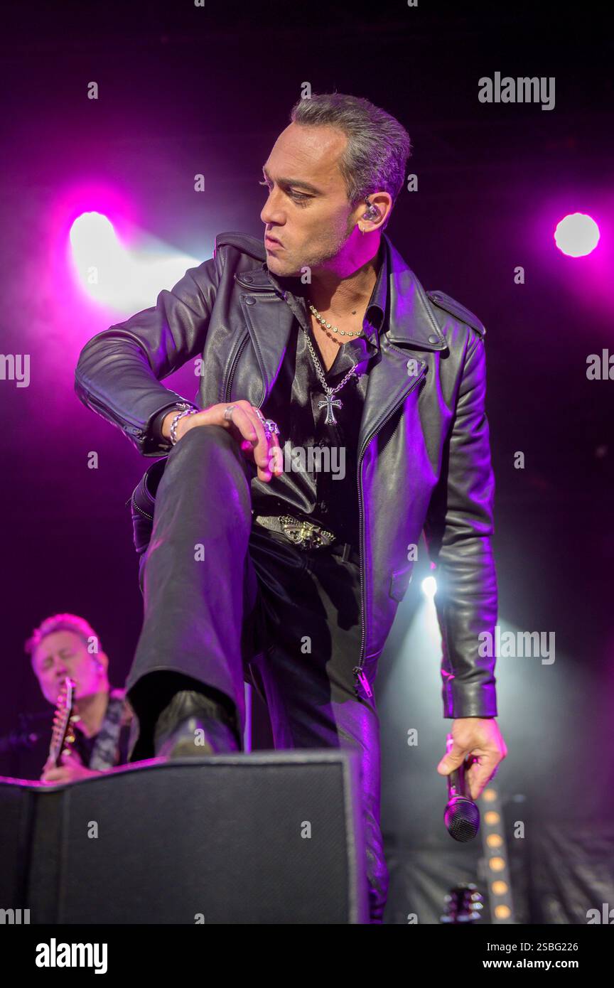 Hénin-Beaumont (Francia settentrionale), il 13 luglio 2024: Jean-Baptiste Guégan, doppiatore di Johnny Hallyday, sul palco durante un concerto Foto Stock