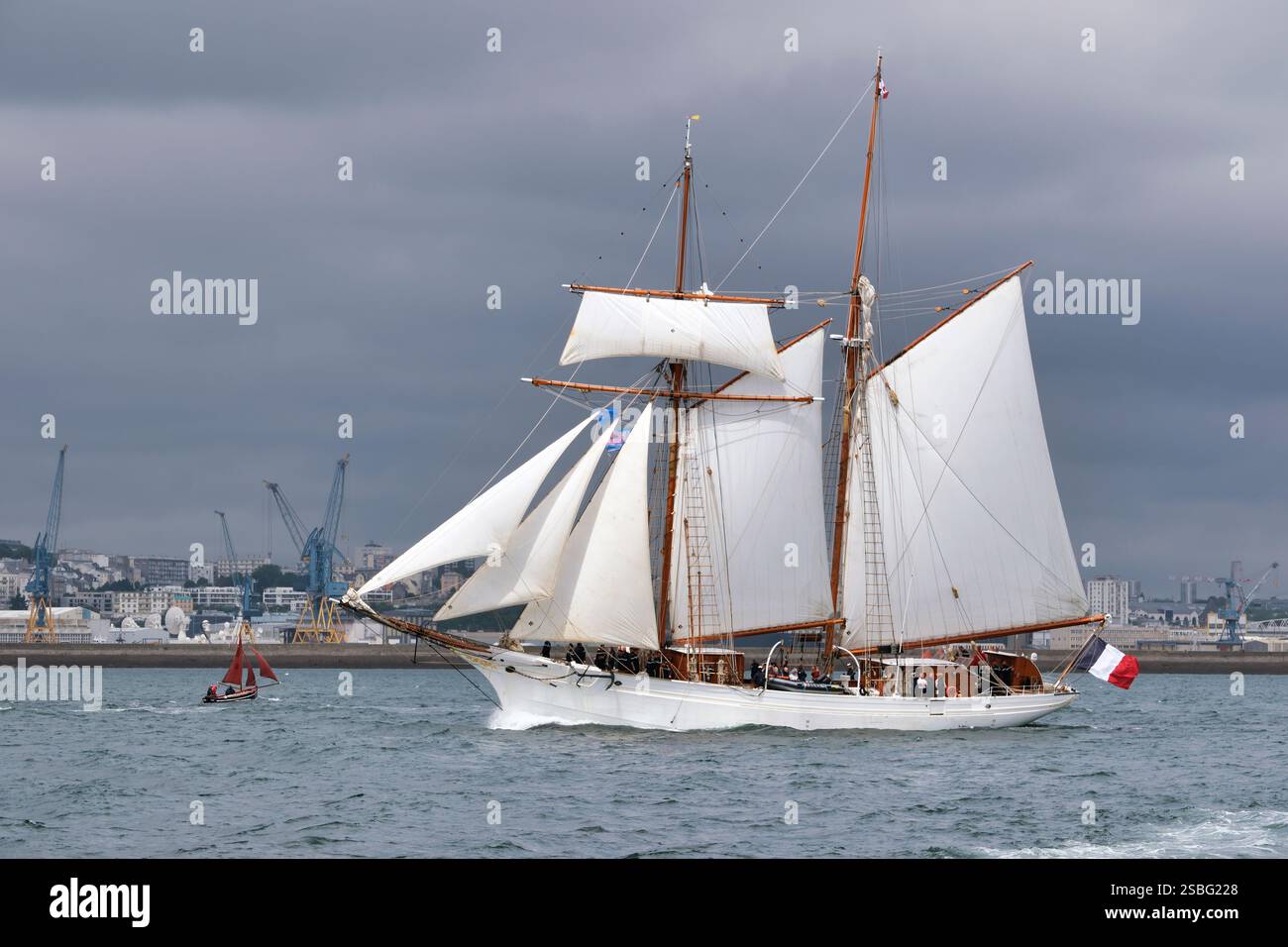 Brest (Bretagna, Francia nord-occidentale): “Brest 2024”, festa marittima dal 12 al 17 luglio: Raduno di vecchie navi a vela. Più di 1.000 navi gath Foto Stock