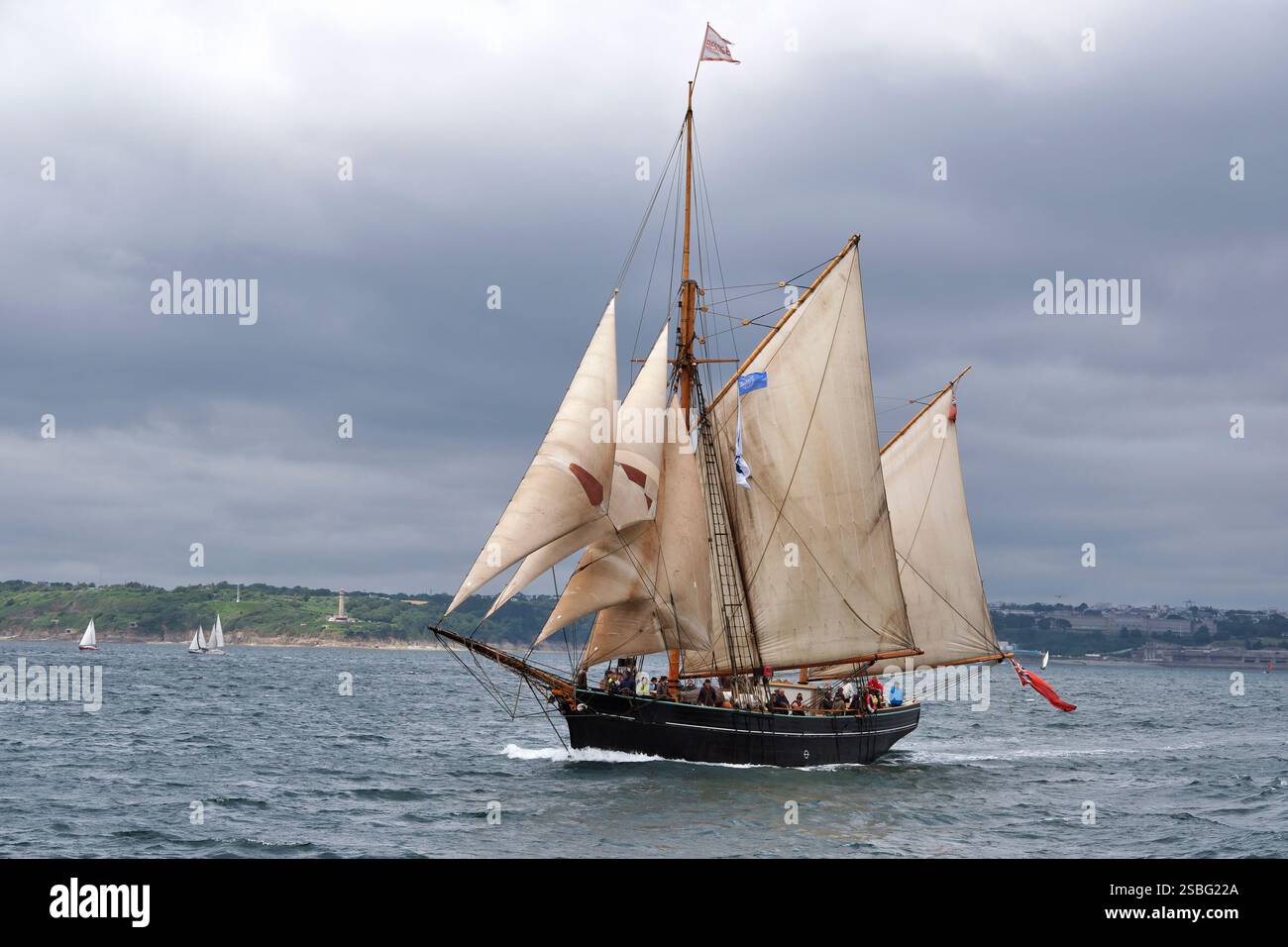 Brest (Bretagna, Francia nord-occidentale): “Brest 2024”, festa marittima dal 12 al 17 luglio: Raduno di vecchie navi a vela. Più di 1.000 navi gath Foto Stock