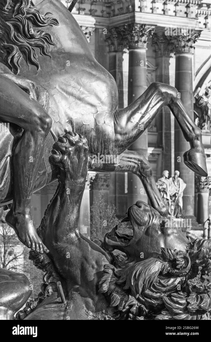 Berlino - il dettaglio della scultura in bronzo Lowenkampfer di Albert Wolff e disegnata da Christian Daniel di fronte al Museo Altes Foto Stock