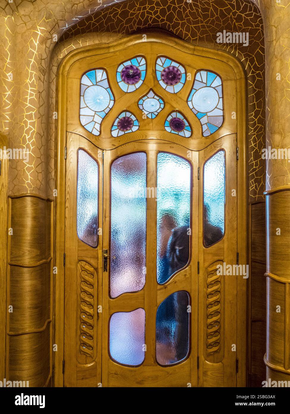 Una porta all'interno della Casa Batlló disegnata da Antoni Gaudi, a Barcellona, Spagna. Foto Stock