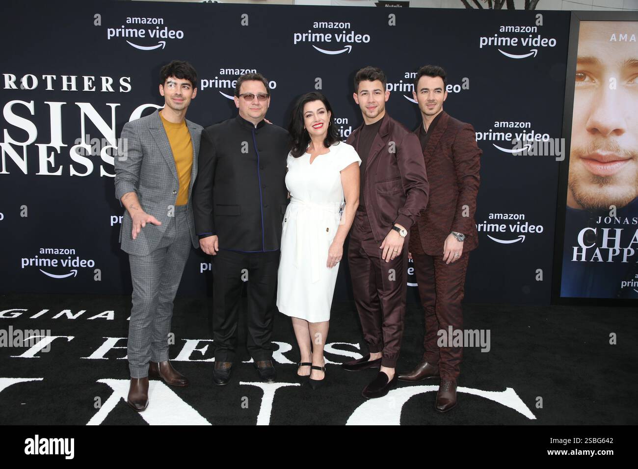 Joe Jonas, Paul Kevin Jonas, Sr.,Denise Miller Jonas, Nick Jonas & Kevin Jonas alla premiere cinematografica "Chasing Happiness" - Regency Bruin Theatre, Los Angelas, USA - 3 giugno 2019 Foto Stock