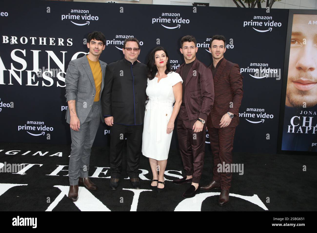 Joe Jonas, Paul Kevin Jonas, Sr.,Denise Miller Jonas, Nick Jonas & Kevin Jonas alla premiere cinematografica "Chasing Happiness" - Regency Bruin Theatre, Los Angelas, USA - 3 giugno 2019 Foto Stock