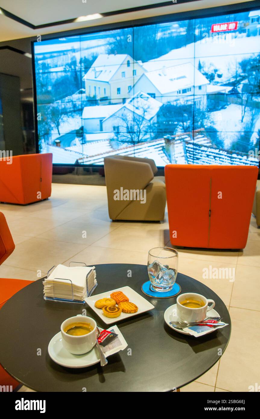 Due tazze di caffè e biscotti in un moderno cafe'. Madrid, Spagna. Foto Stock