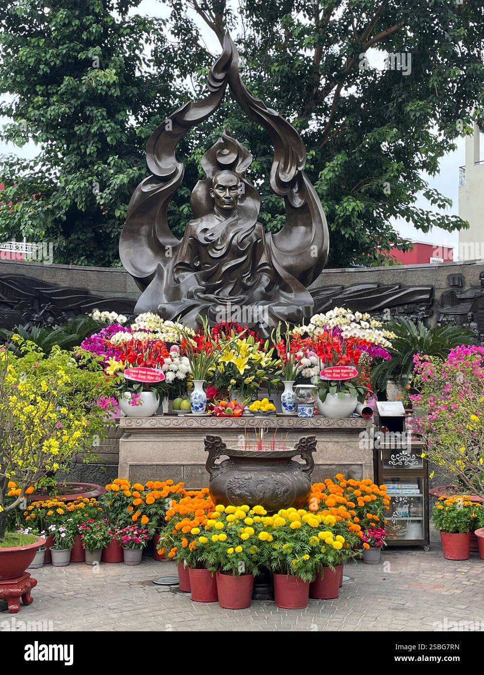 Statua commemorativa del monaco buddista Thich Quang Duc che si è dato fuoco in segno di protesta l'11 giugno 1963 in un trafficato incrocio nella città di ho chi Minh. Foto Stock