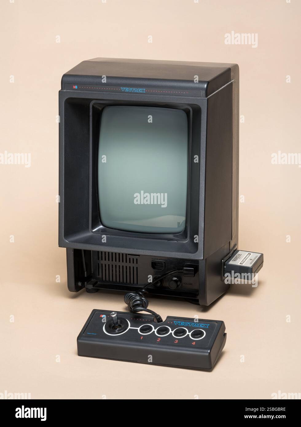 Pavia, Lombardia, Italia - 23 novembre 2024: Console Vectrex al Ctrl+Alt Museum. L'unica console basata su display vettoriale mai progettata e rilasciata per t Foto Stock