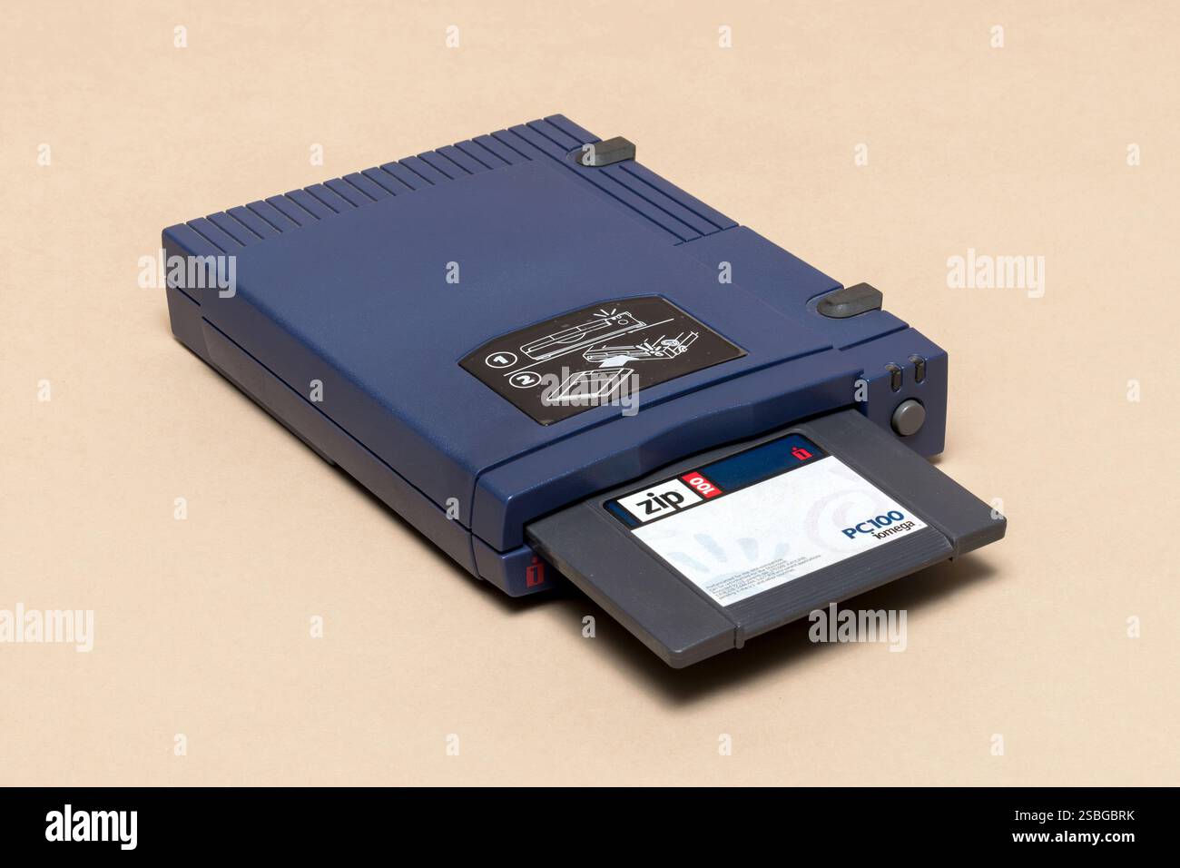 Pavia, Lombardia, Italia - 23 novembre 2024: Primo modello di Iomega zip Drive, un'unità SCSI esterna con una cartuccia da 100 MB da 1994 a Ctrl+Alt Muse Foto Stock