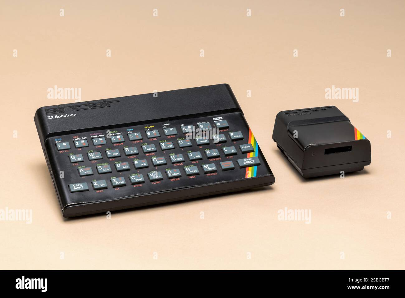 Pavia, Lombardia, Italia - 8 dicembre 2024: Console Sinclair ZX Spectrum con ZX Microdrive, dal 1983. Il Microdrive utilizzava micronastri. In figura Foto Stock