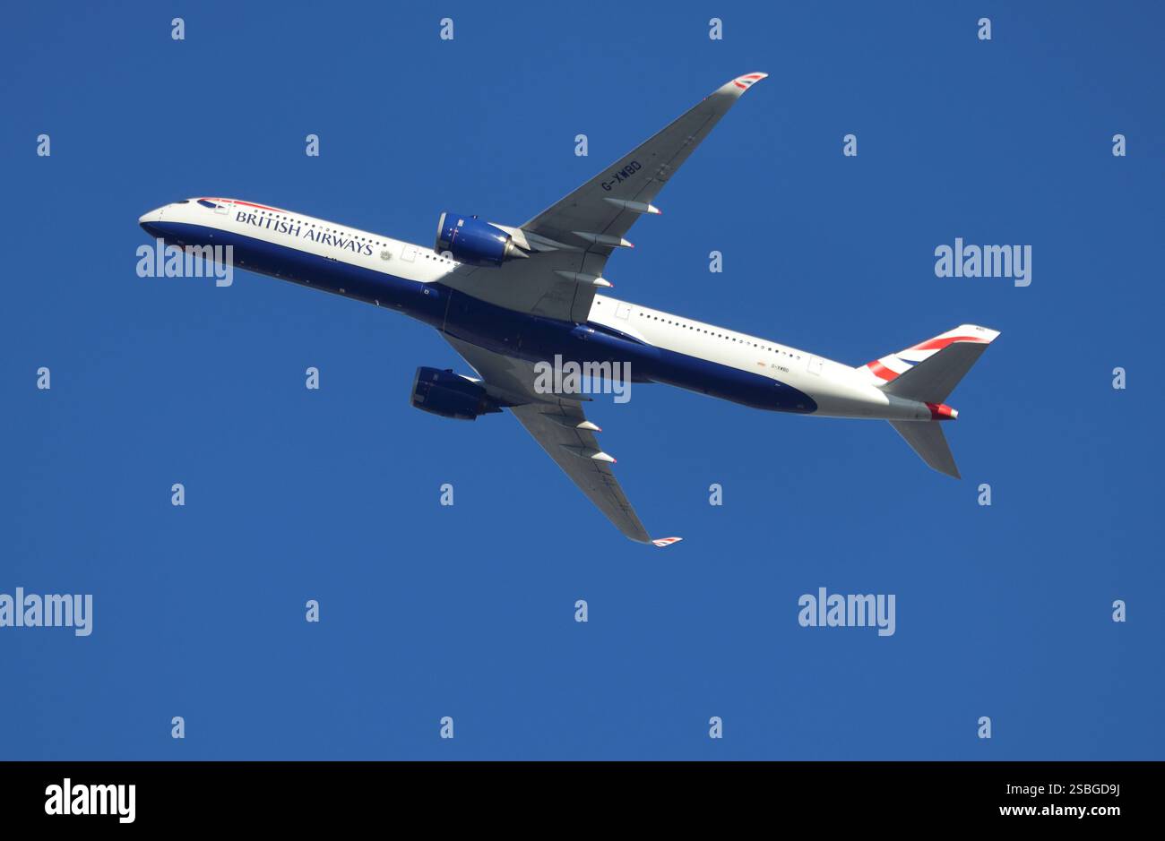 Aeroplano passeggeri della British Airways che vola in alto in un cielo blu chiaro cielo invernale Foto Stock