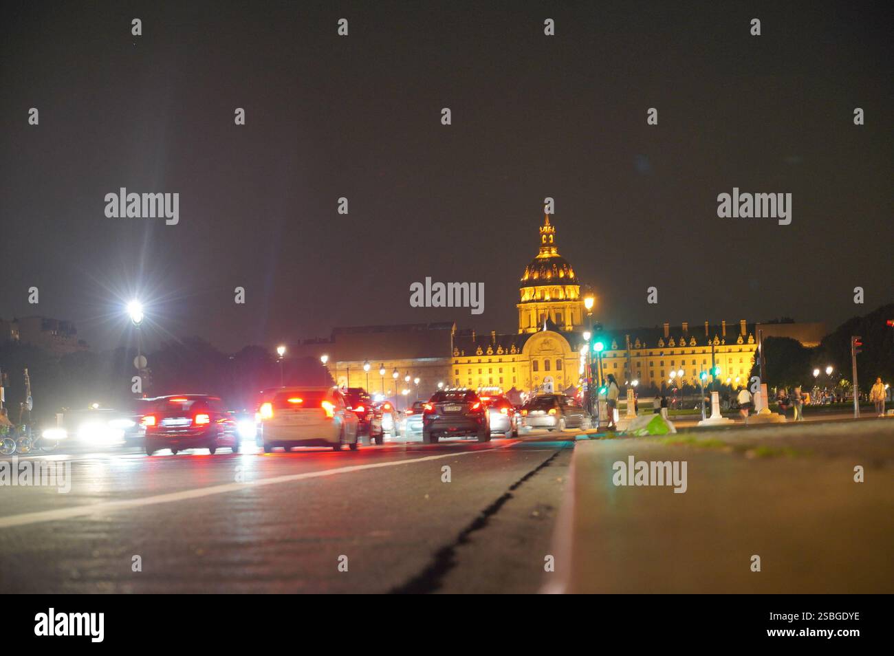 Parigi, Francia 7 ottobre 2023. Esplanade des Invalides a Parigi di notte con le luci della città e gli Invalides illuminati Foto Stock