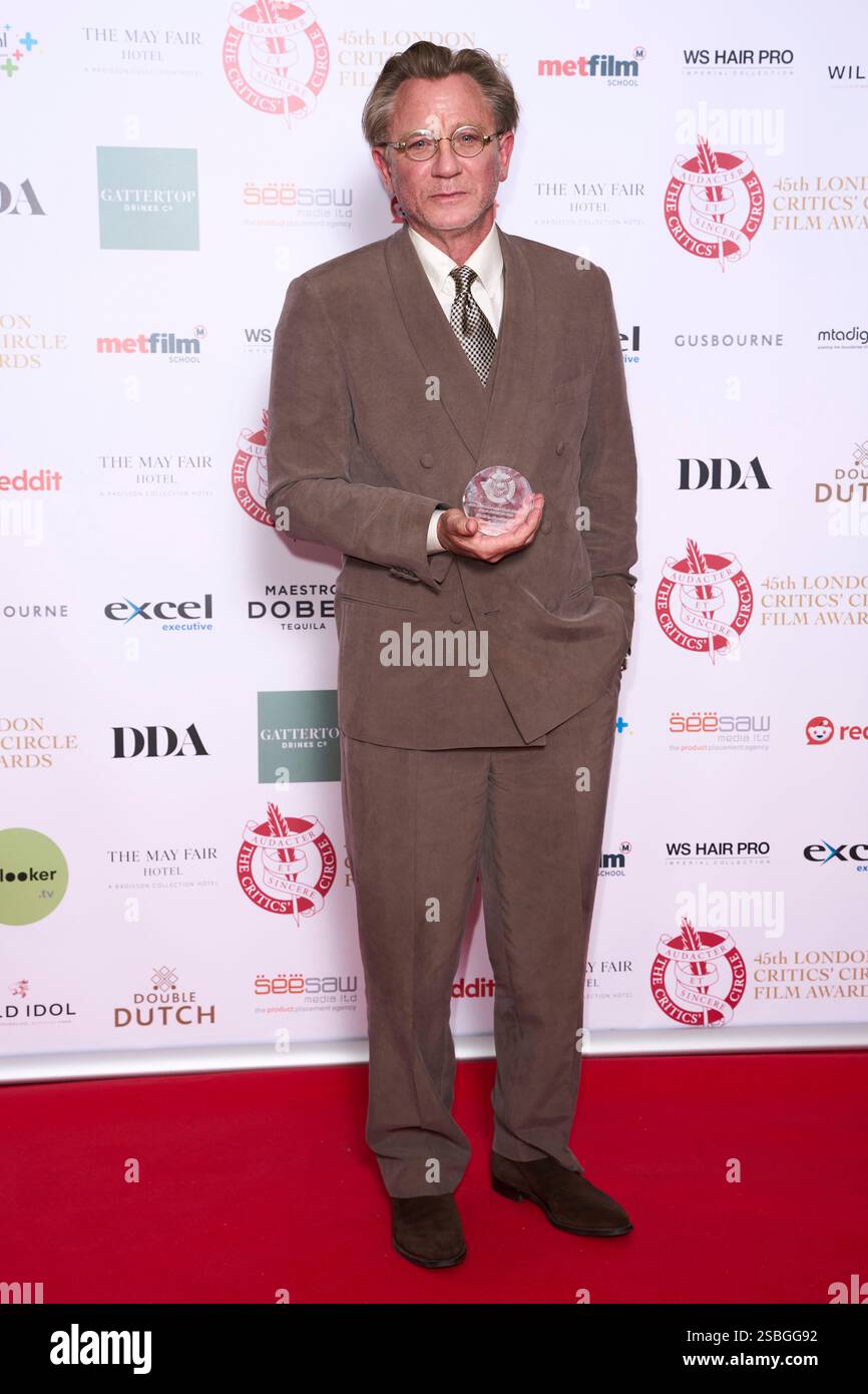 Daniel Craig, winner of the 'Dilys Powell Award for Excellence in Film', poses for photographers at the 45th London Critics' Circle Film Awards on Sunday, Feb. 2, 2025, in London. (Photo by Scott A Garfitt/Invision/AP) Foto Stock